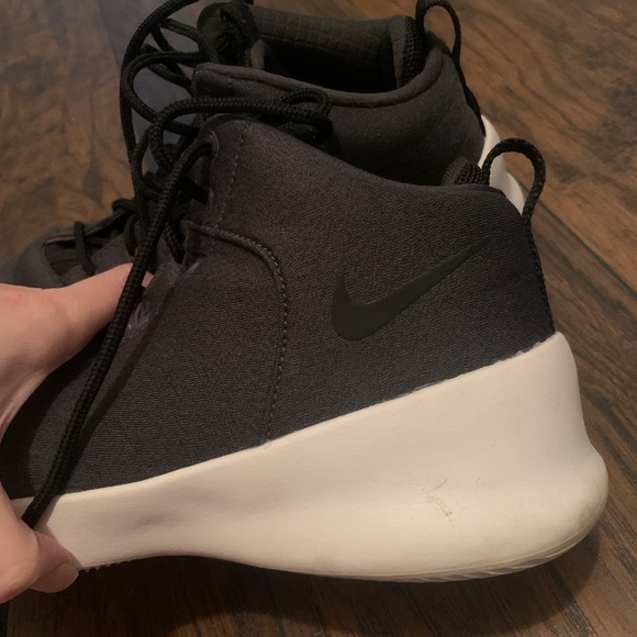 Men’s Nikes - Picture 2 of 3